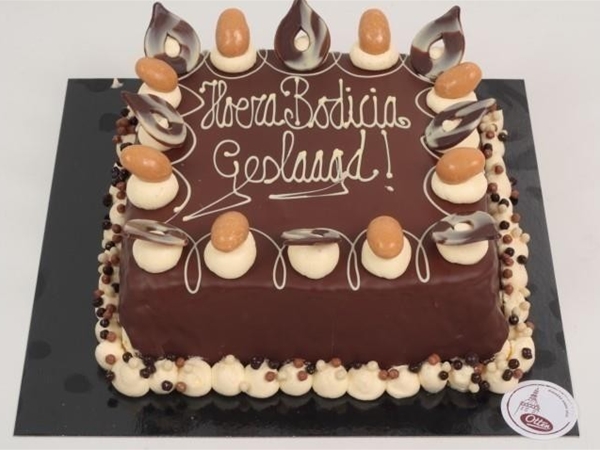 Geglaceerde chocoladetaart