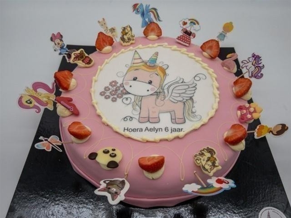 Kinder logotaart marsepein/icing